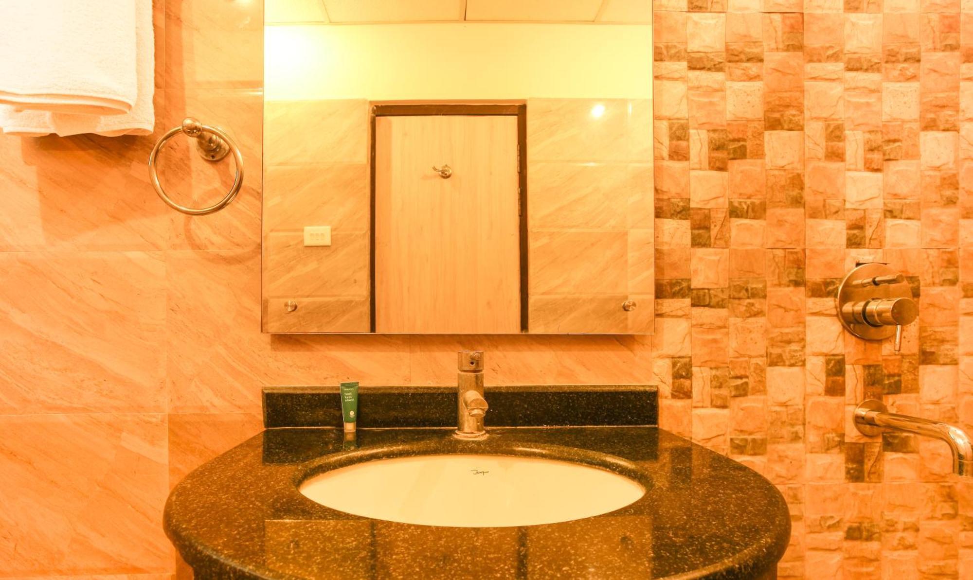 Hotel Janki International 3 Km From Kashi Vishwanath Temple Free Pickup From Railway Station Varanasi Exterior foto