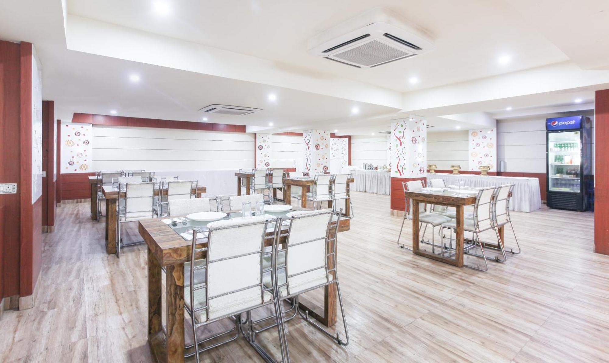 Hotel Janki International 3 Km From Kashi Vishwanath Temple Free Pickup From Railway Station Varanasi Exterior foto