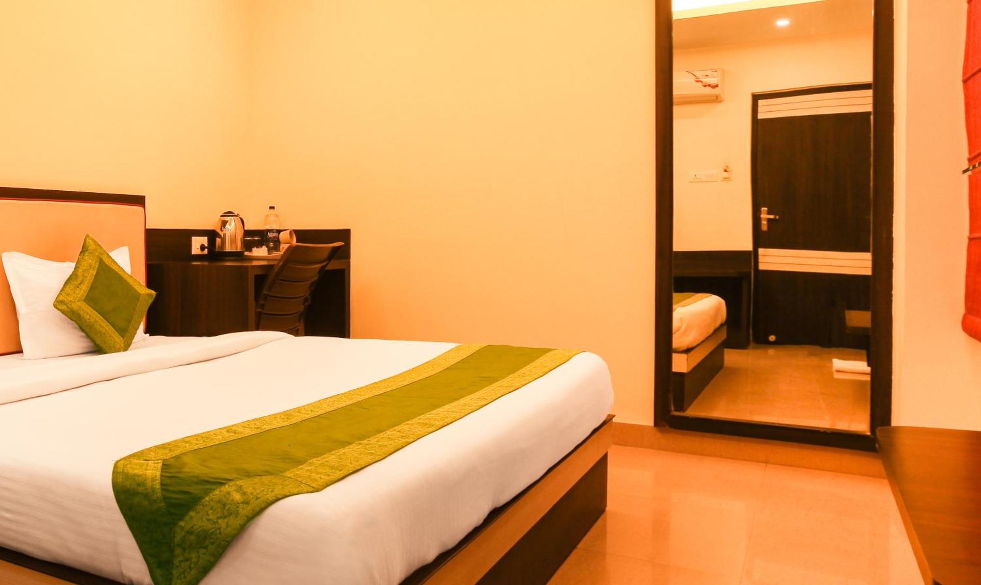 Hotel Janki International 3 Km From Kashi Vishwanath Temple Free Pickup From Railway Station Varanasi Exterior foto