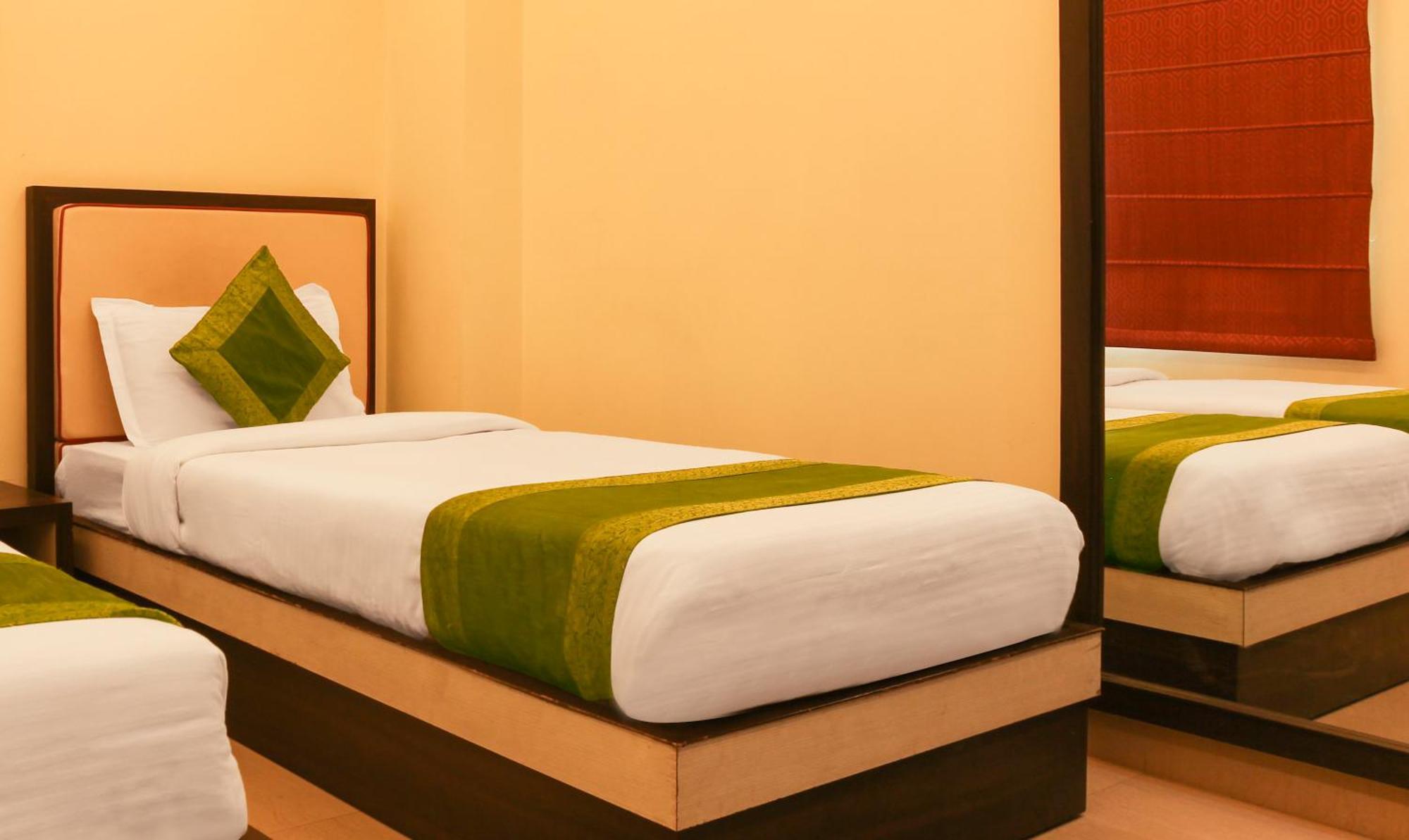 Hotel Janki International 3 Km From Kashi Vishwanath Temple Free Pickup From Railway Station Varanasi Exterior foto
