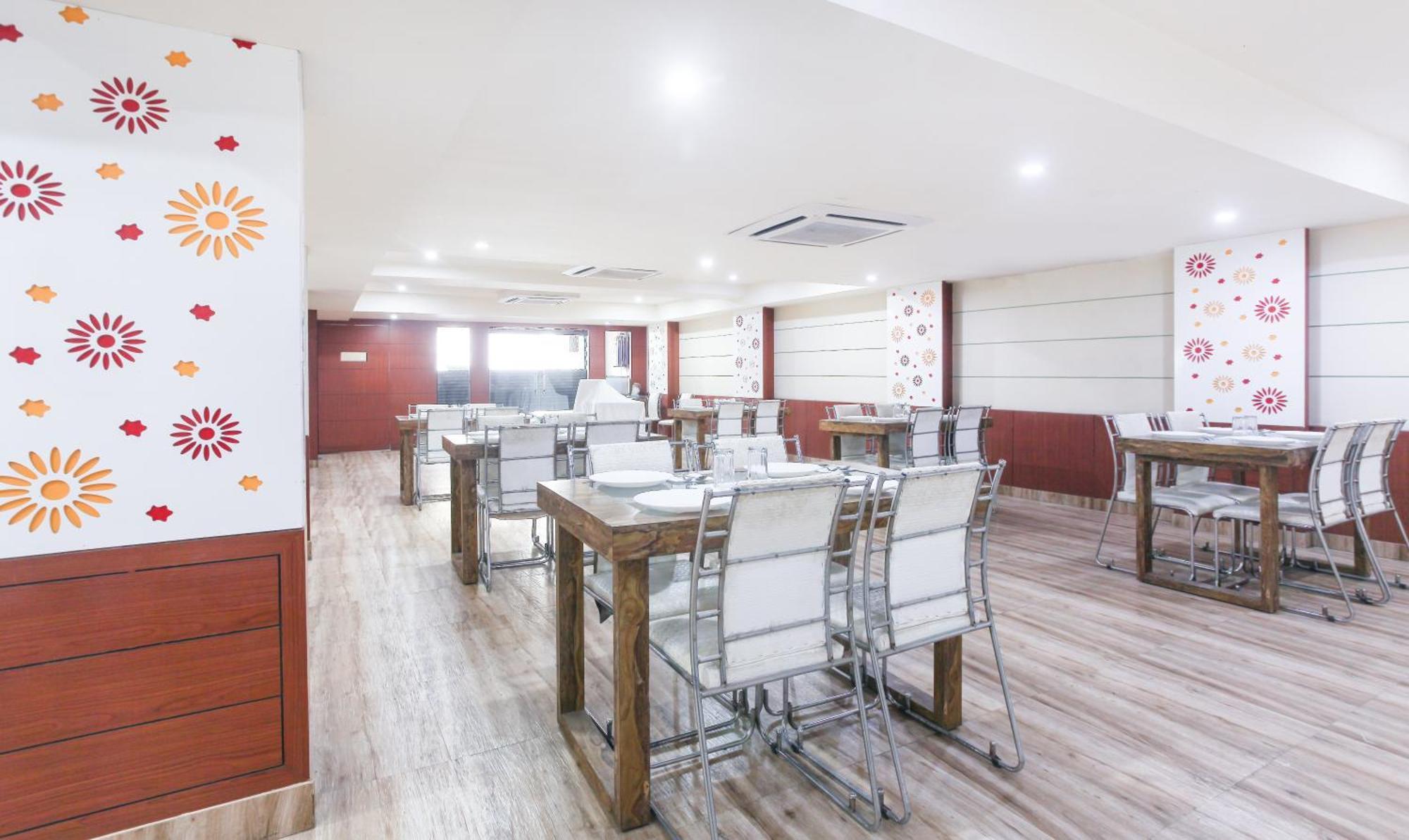 Hotel Janki International 3 Km From Kashi Vishwanath Temple Free Pickup From Railway Station Varanasi Exterior foto