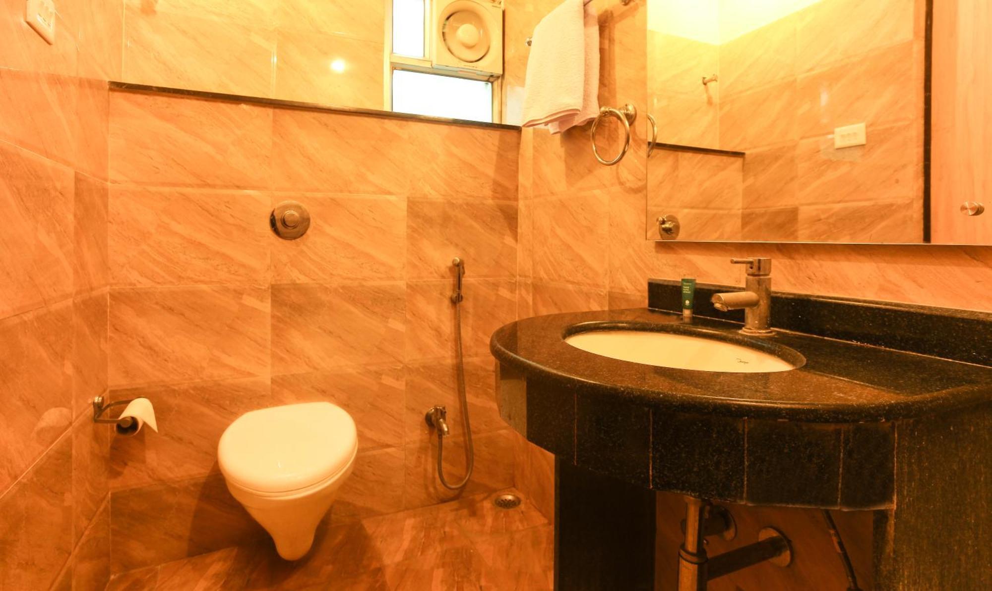Hotel Janki International 3 Km From Kashi Vishwanath Temple Free Pickup From Railway Station Varanasi Exterior foto