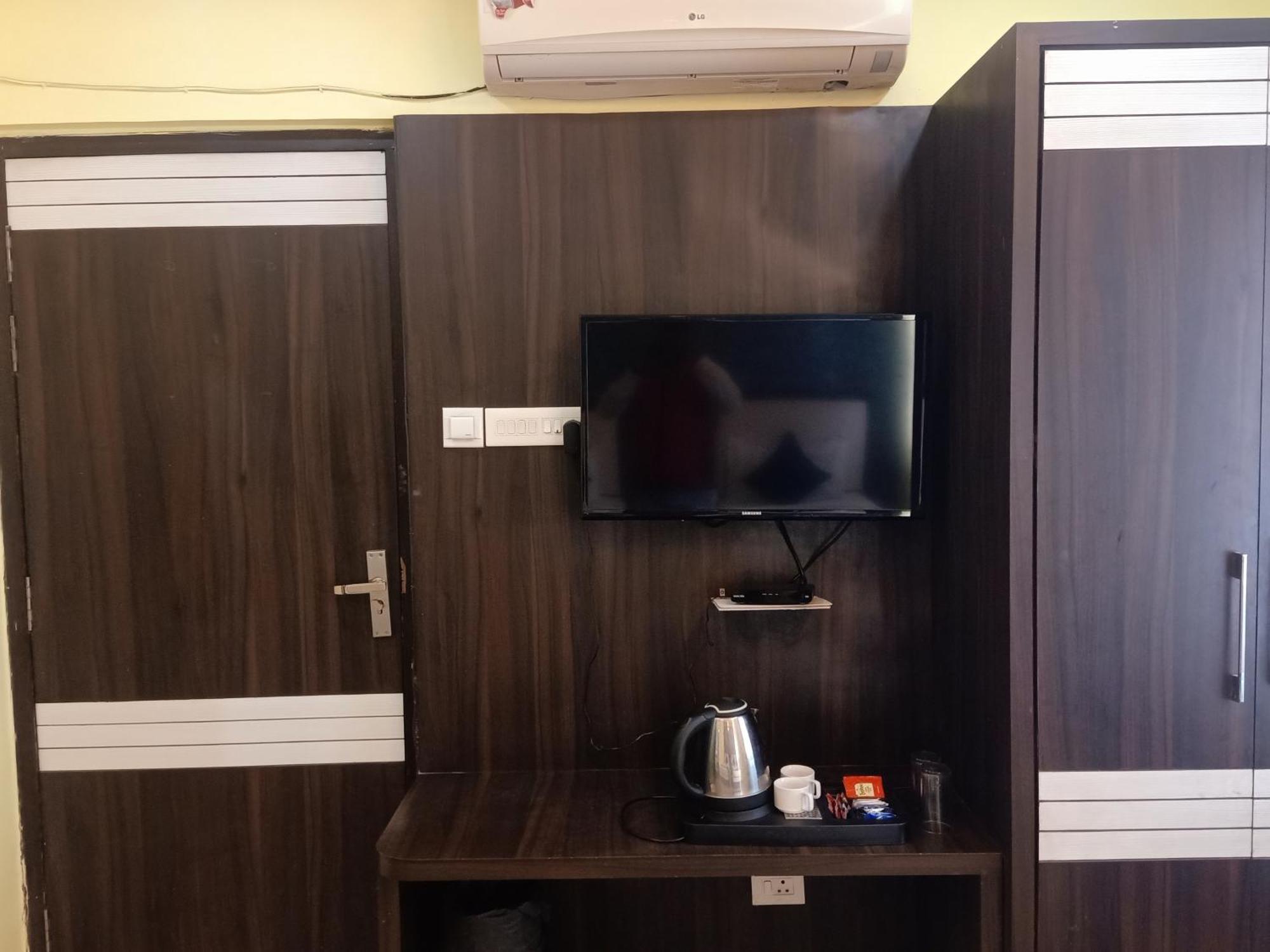 Hotel Janki International 3 Km From Kashi Vishwanath Temple Free Pickup From Railway Station Varanasi Exterior foto